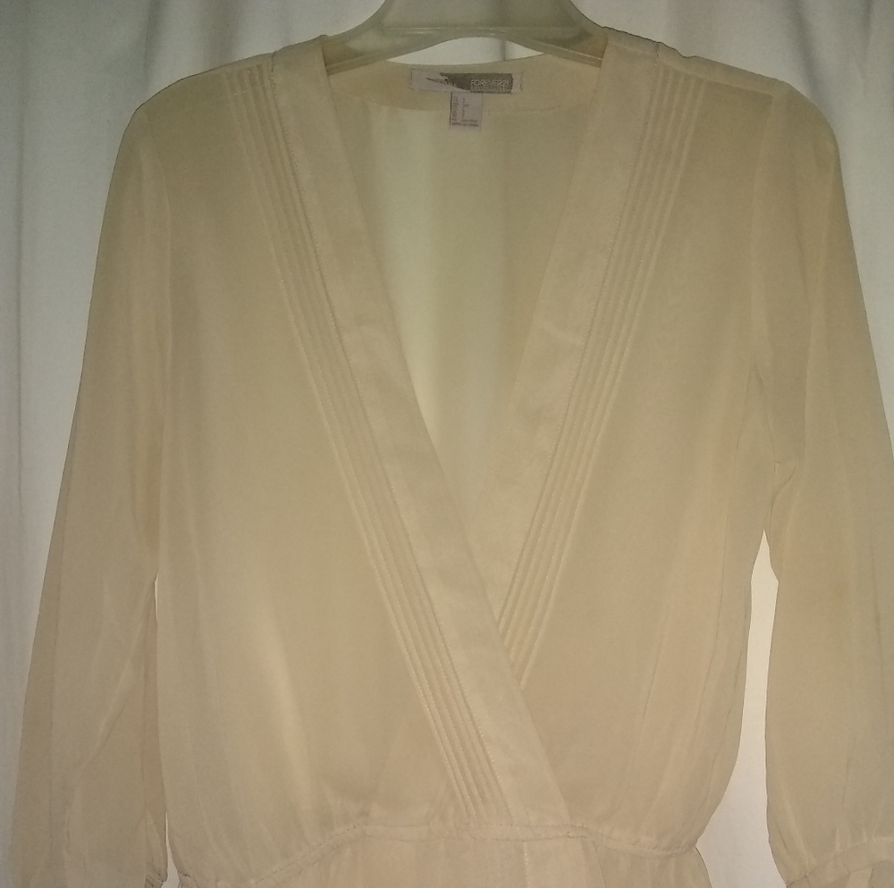 Forever 21 Ladies pullover blouse. Size S